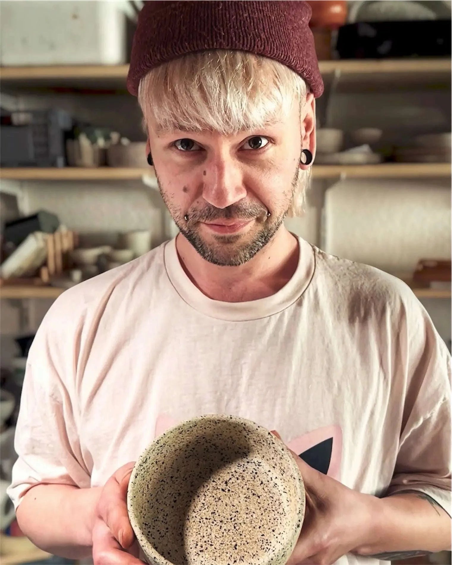 Gründer von tian -unique like you mit einer  handgefertigten Schale aus Beton in der Hand