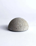 Minimalistischer Räucherhalter aus hellem Beton in halbrunder Form.