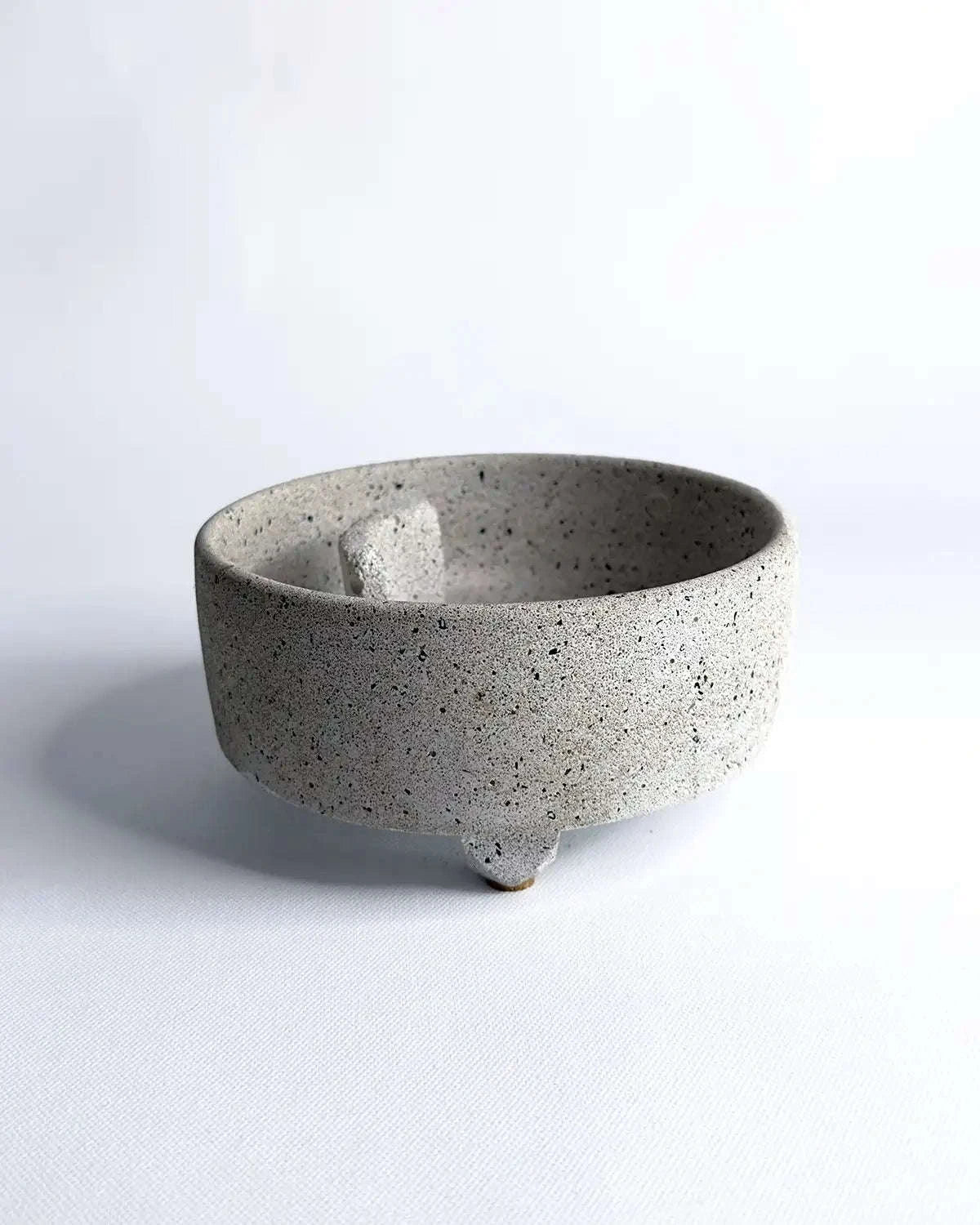Puristische Betonschale Eunoia in hellem Grau – handgefertigtes Designobjekt für dein Zuhause.