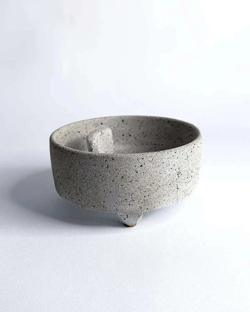 Puristische Betonschale Eunoia in hellem Grau – handgefertigtes Designobjekt für dein Zuhause.