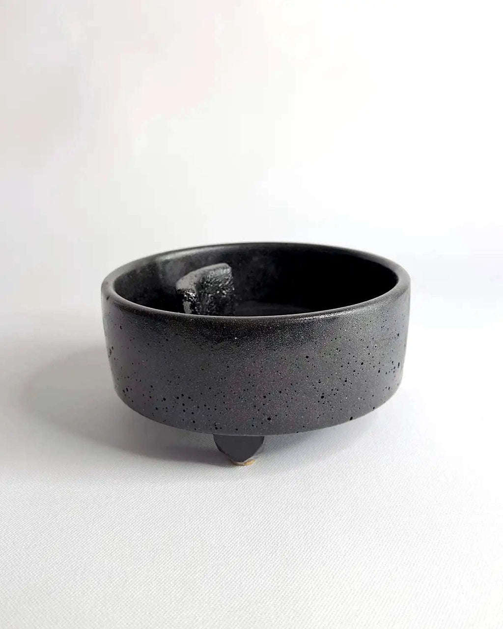 Minimalistische Betonschale für Räucherhölzer; handgefertigtes Unikat für spirituelle Rituale.