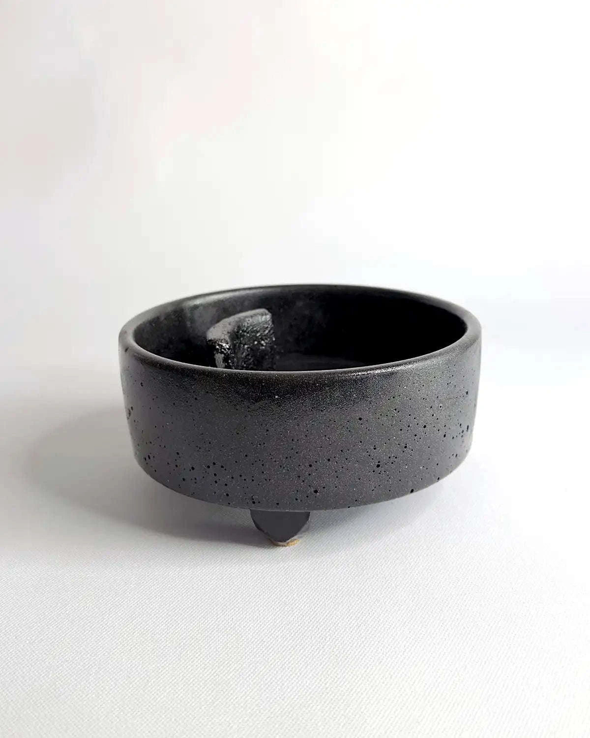 Minimalistische Betonschale für Räucherhölzer; handgefertigtes Unikat für spirituelle Rituale.