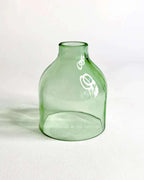 Frontalaufnahme der zylindrischen Glaskuppel Shilara aus hellgrünem Upcycling-Glas.