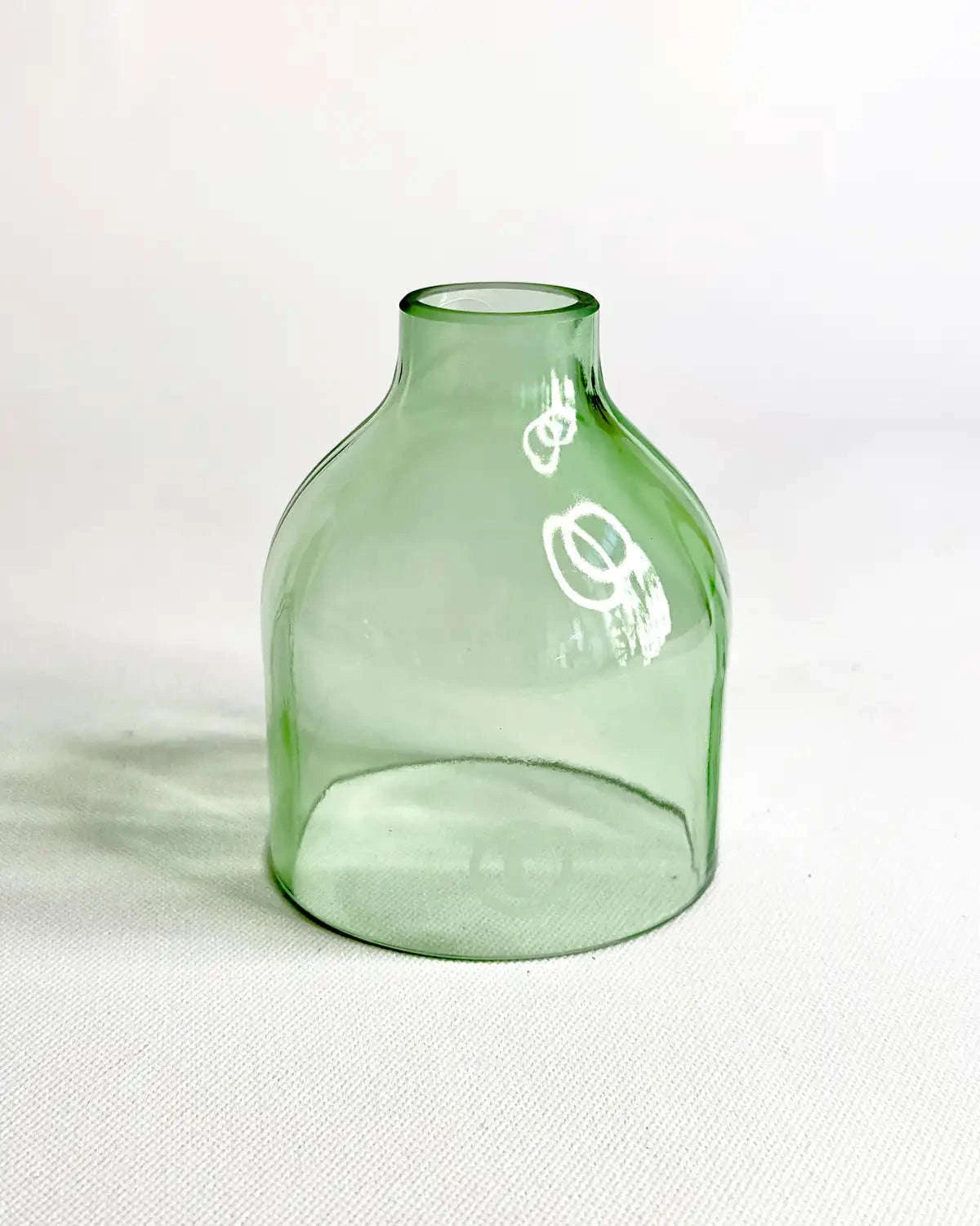 Frontalaufnahme der zylindrischen Glaskuppel Shilara aus hellgrünem Upcycling-Glas.