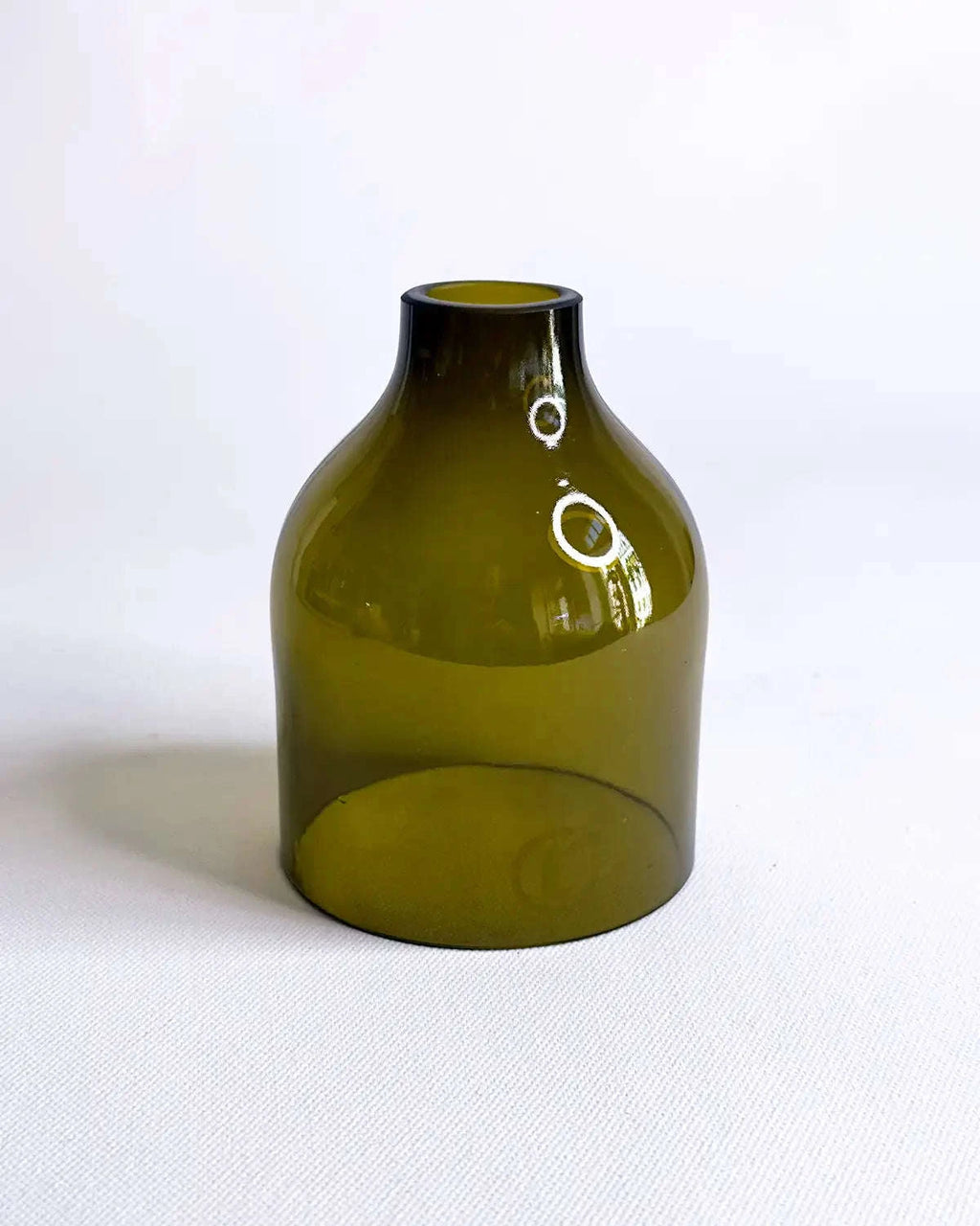 Glaskuppel Shilara aus Antikgrünem Altglas in der Studioaufnahme.