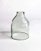 Glaszylinder Shilara mit kuppelförmiger Rundung, gefertigt aus einer recycelten Flasche.
