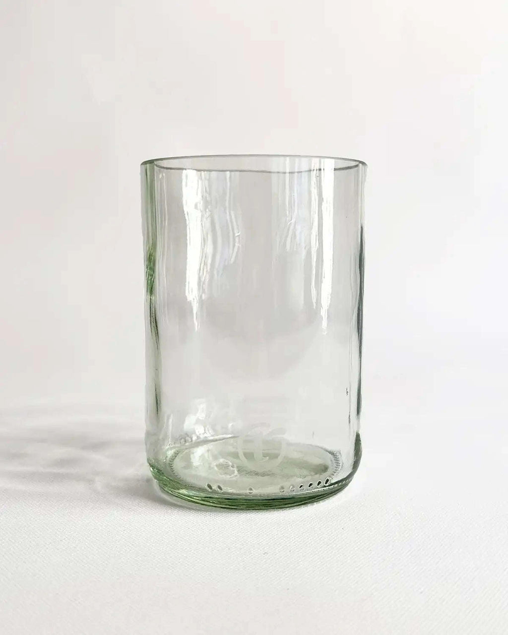 Klares kleines Wasserglas Ivey Lobro vor hellem Hintergrund