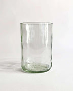 Klares kleines Wasserglas Ivey Lobro vor hellem Hintergrund
