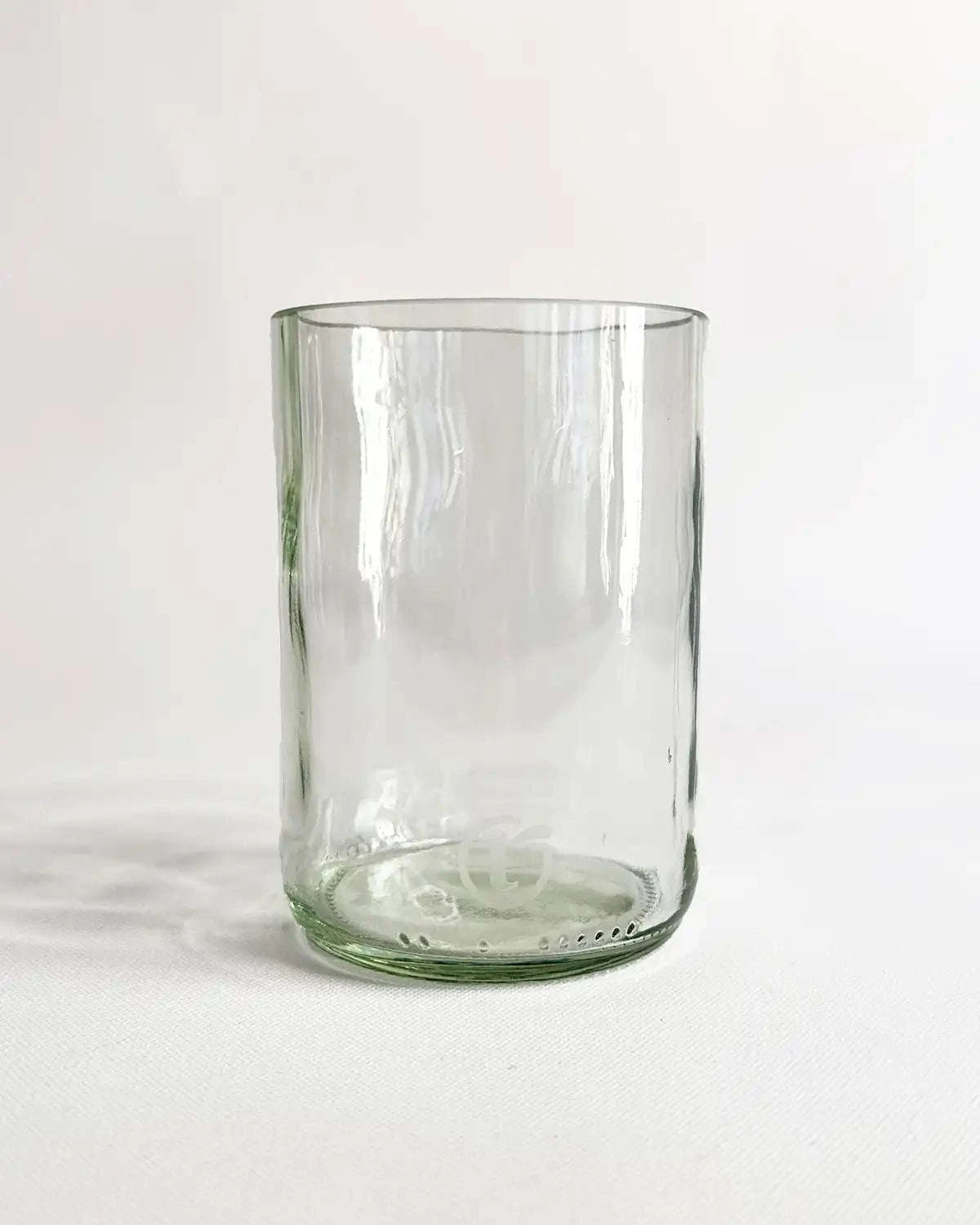 Klares kleines Wasserglas Ivey Lobro vor hellem Hintergrund
