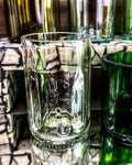 Handgemachtes Upcycling-Trinkglas Ivey Misfit mit strukturierter, welliger Glasoberfläche.