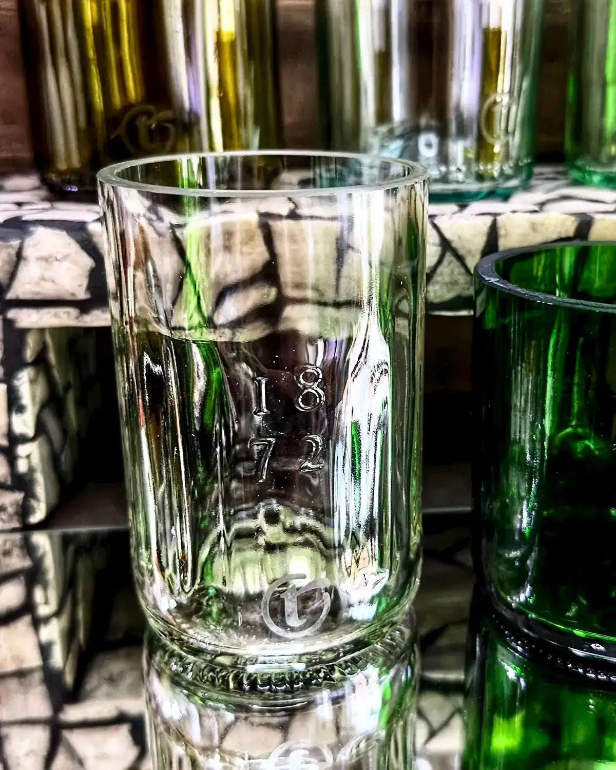 Handgemachtes Upcycling-Trinkglas Ivey Misfit mit strukturierter, welliger Glasoberfläche.