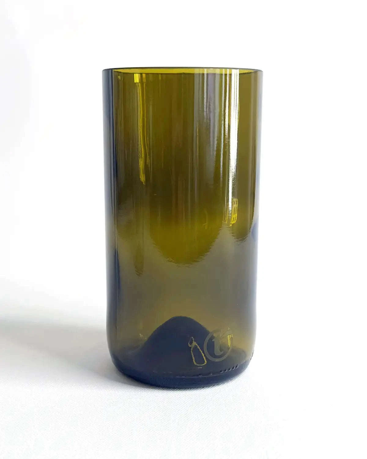 Antikgrünes, dickwandiges Glas-Unikat Ivey Small mit sichtbarem Flaschenboden auf hellem Untergrund.