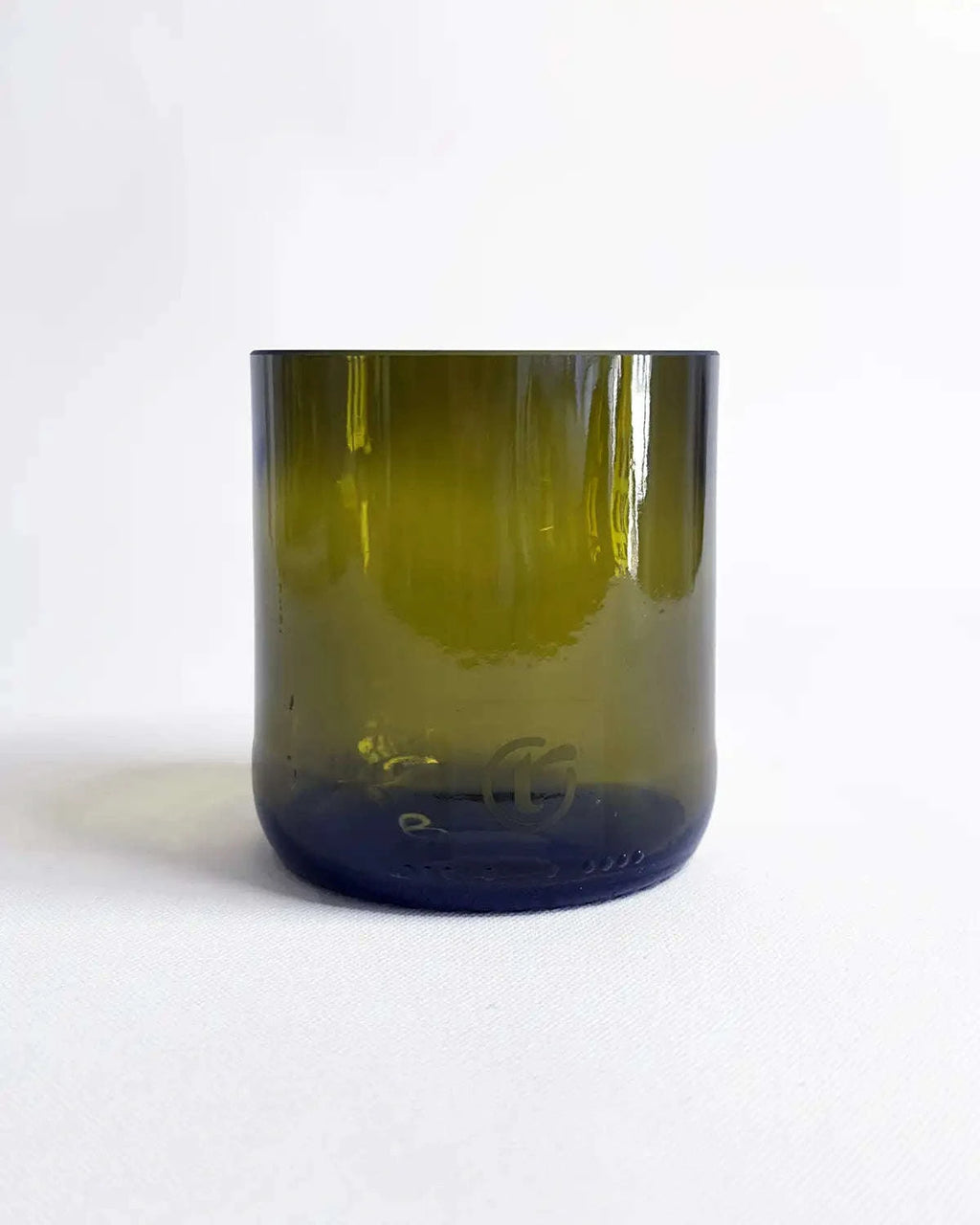 antikgrünfarbenes kleines Glas als Freisteller mit gerader Form