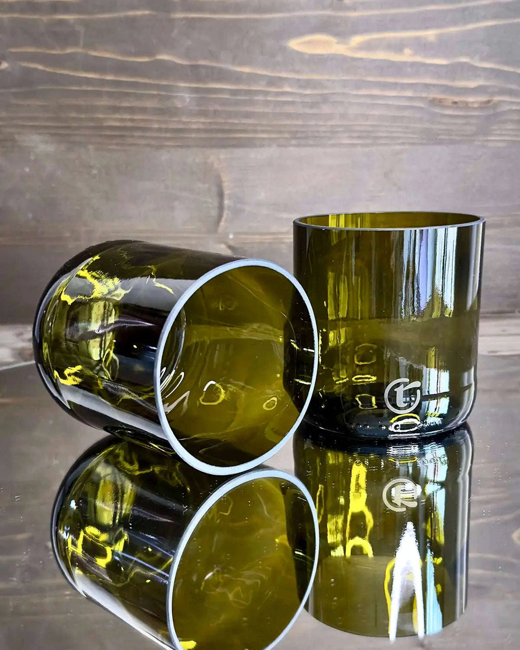 Zwei olivfarbene Upcycling Gläser mit geschliffenem Rand im Detail
