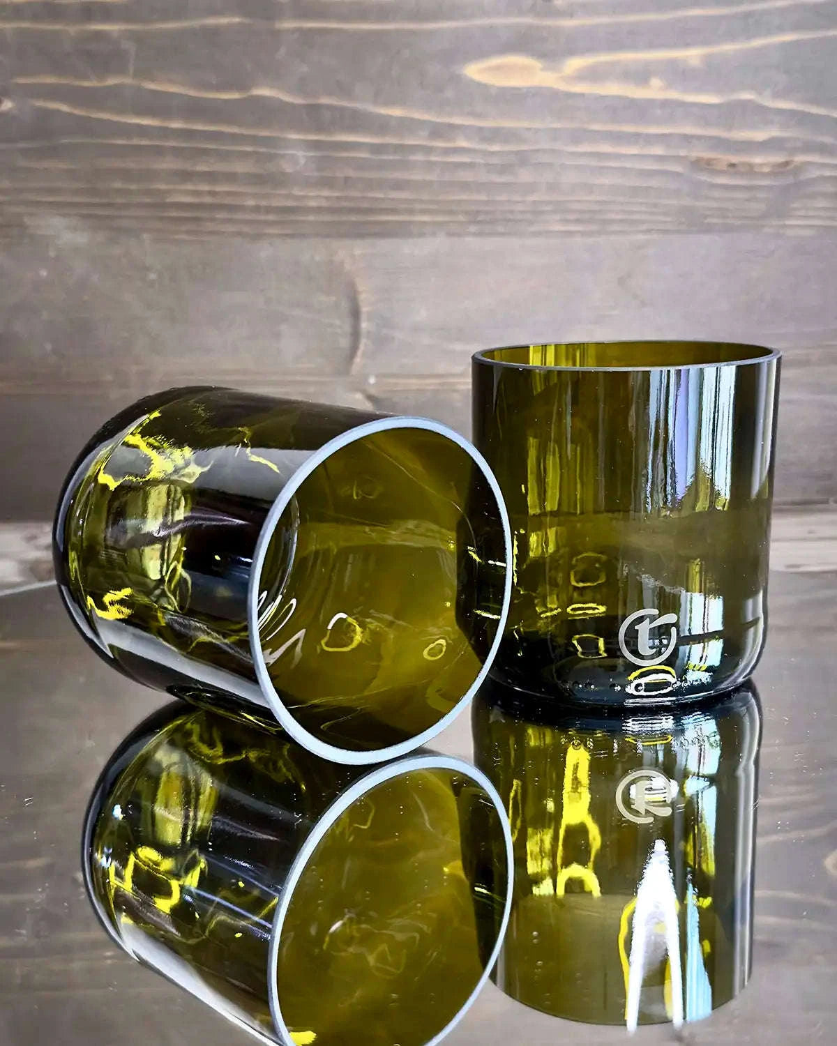 Zwei olivfarbene Upcycling Gläser mit geschliffenem Rand im Detail