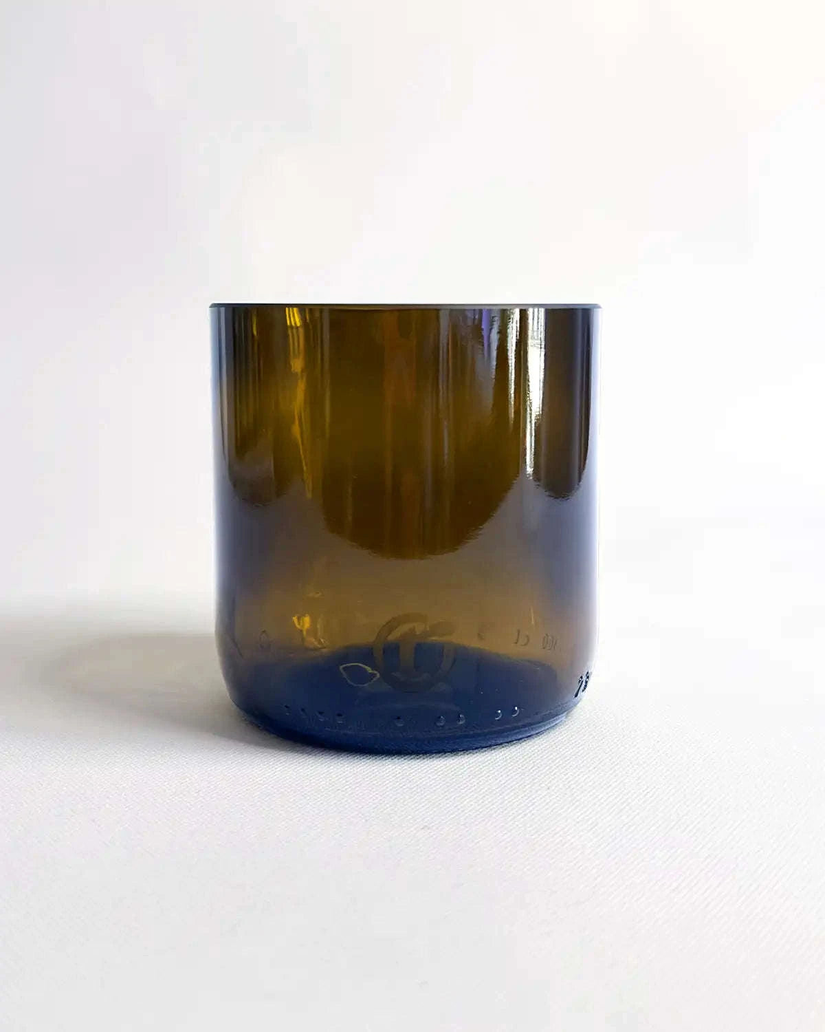 Braunes Glas als Freisteller mit glatter Oberfläche