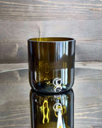 Braunes Glas als Freisteller mit glatter Spiegel Oberfläche.
