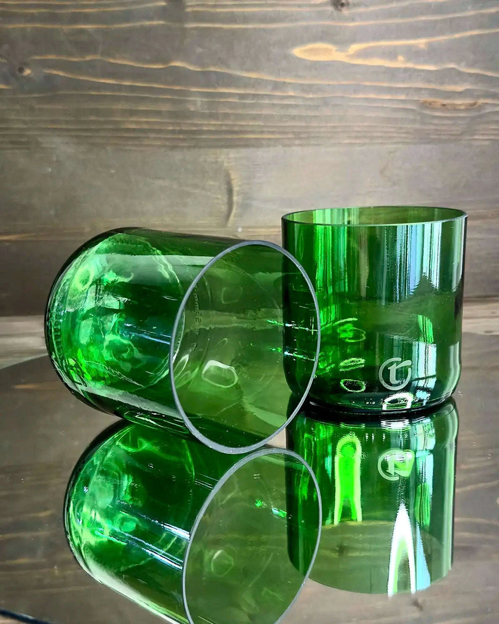 Zwei grüne Trinkgläser aus recyceltem Glas in Nahaufnahme