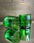 Zwei grüne Trinkgläser aus recyceltem Glas in Nahaufnahme