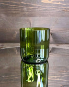 Olivfarbenes Trinkglas aus Altglas in frontaler Produktansicht