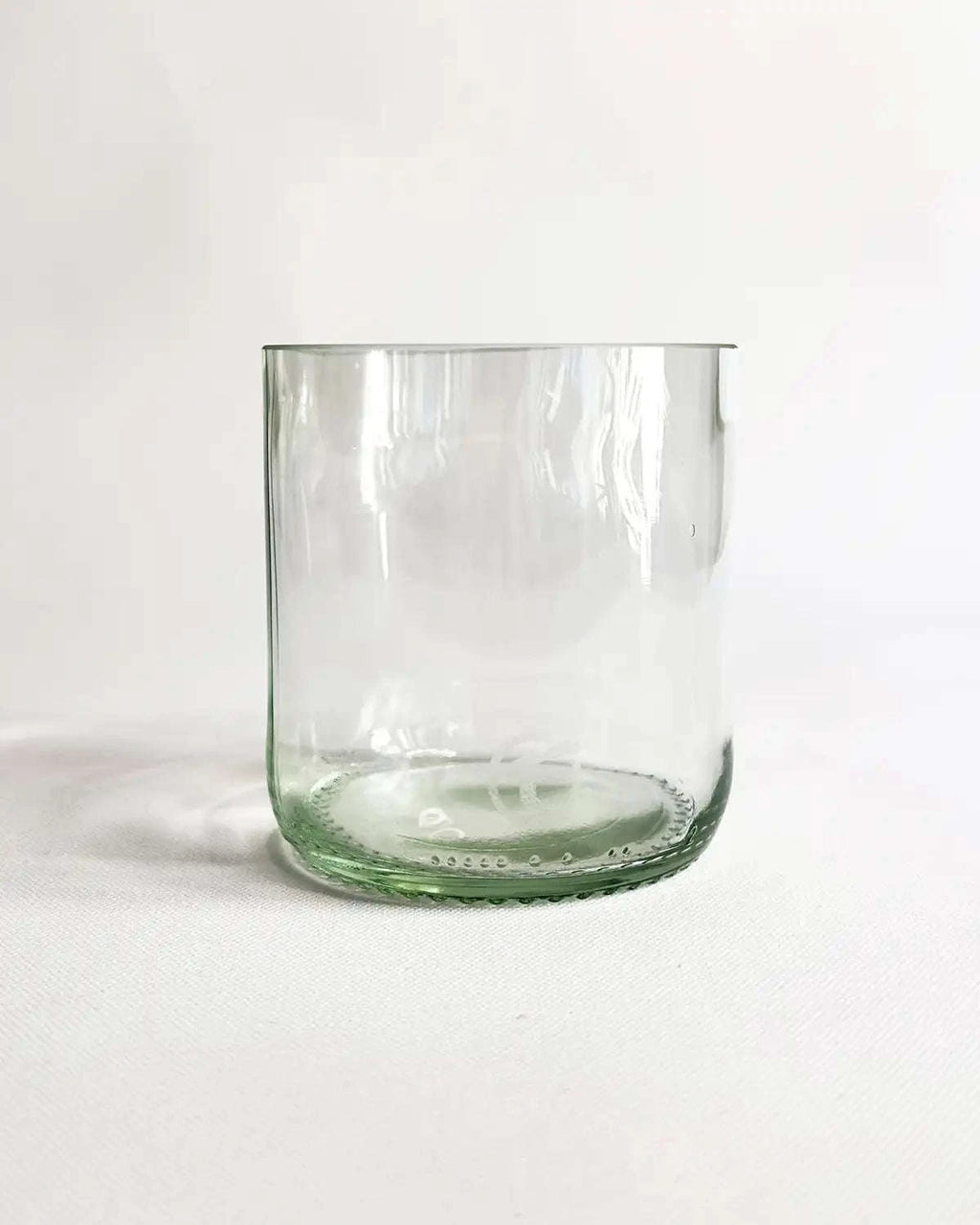 klares Glas als Freisteller auf glatter weißer Fläche.