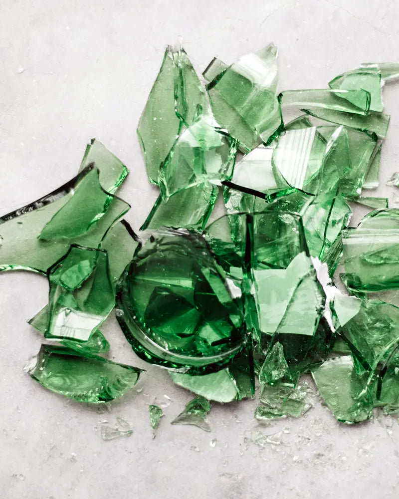 Grüne Glasscherben als Hinweis auf kaputtes Glas, Reklamation und Hilfe nach dem Versand bei tian