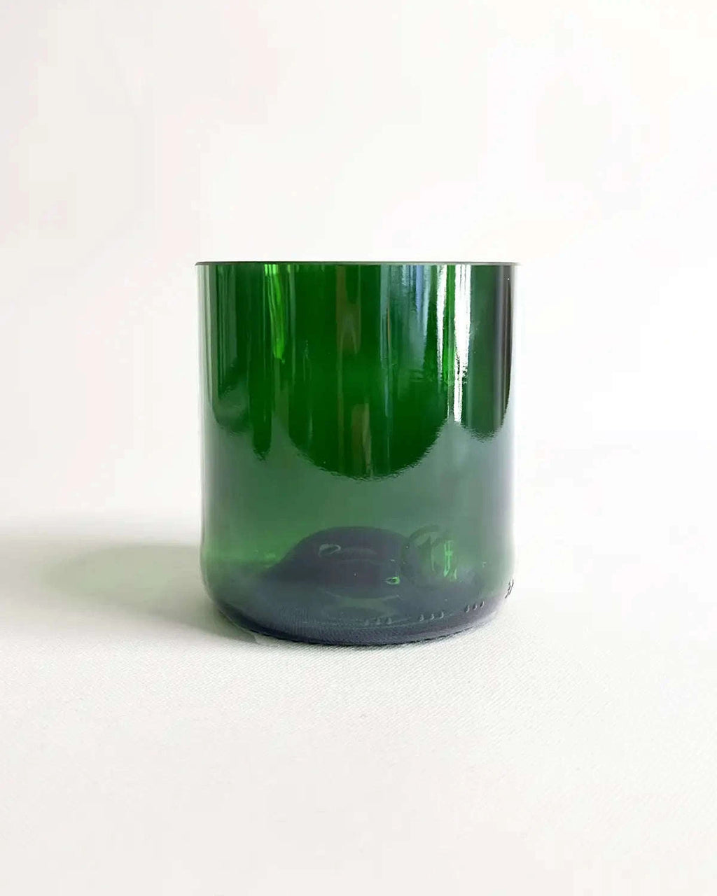 Robustes, dunkelgrünes Wasserglas Little Ivey aus dem Boden einer Sektflasche.