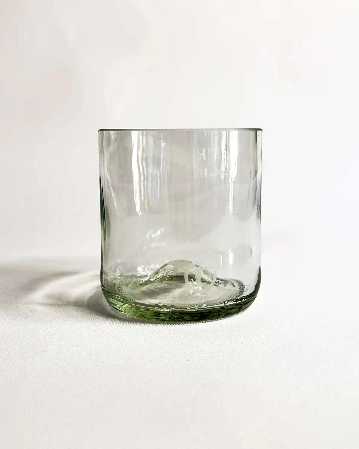 Kleines Trinkglas Little Ivey in Klar – handgefertigtes Upcycling-Design aus Sektflaschen.