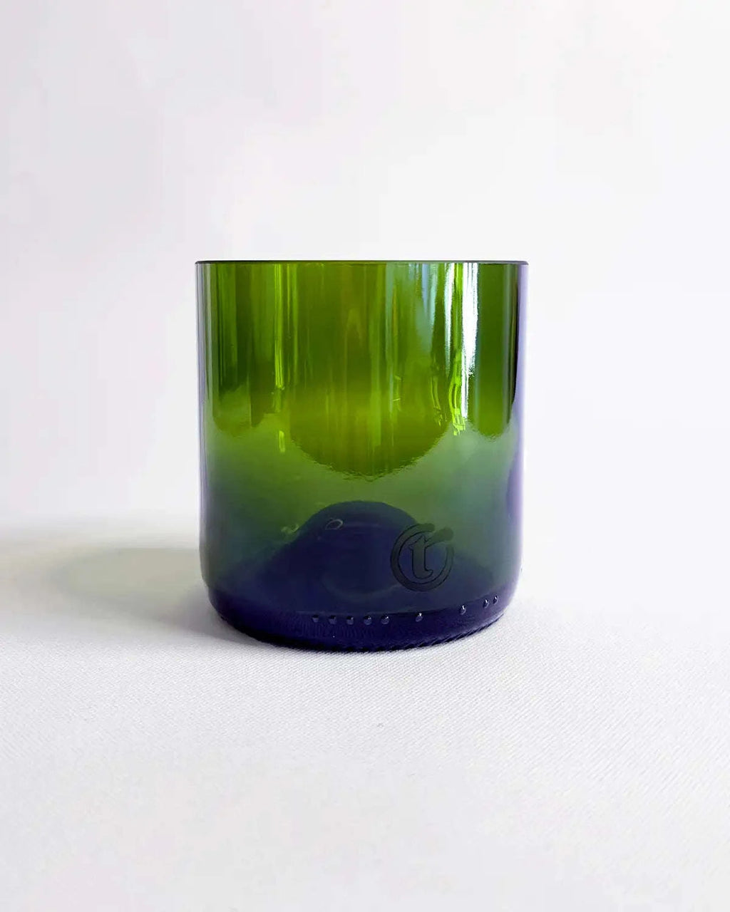 Kleines Strukturglas in Oliv; handgefertigtes Unikat-Glas für besondere Tischkultur.
