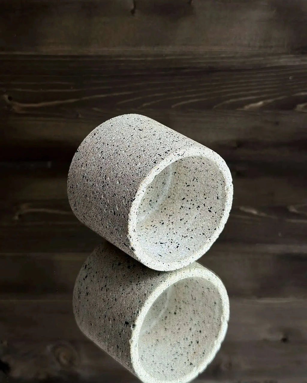 Innenansicht des leeren Beton-Pflanztopfes Little Potvin mit sichtbarer Materialdicke.