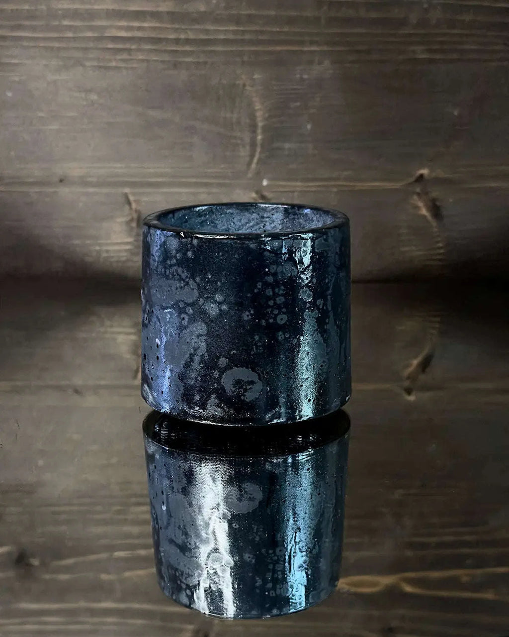 Kleiner, schwarzer Beton-Übertopf Little Potvin mit glänzender Nassoptik-Oberfläche.