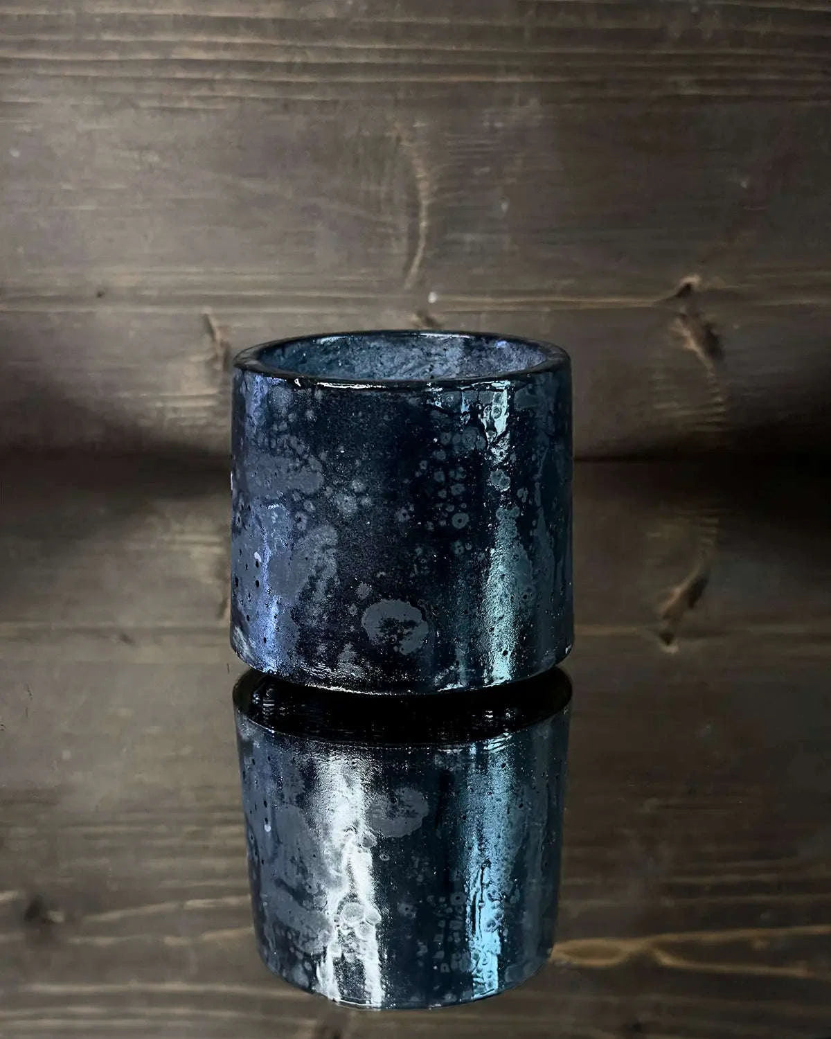 Kleiner, schwarzer Beton-Übertopf Little Potvin mit glänzender Nassoptik-Oberfläche.
