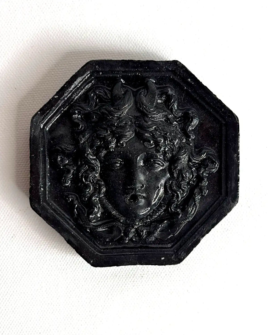 Handgefertigtes Räucherstäbchen-Tablett Meduza aus schwarzem Beton mit edlem, glänzendem Finish.