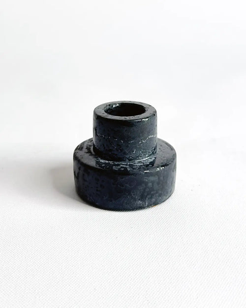 Schwarzer Beton Kerzenhalter für Stabkerzen bis 22 mm auf weißem Hintergrund.