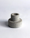 Beige kleiner Kerzenhater aus Beton auf hellen Untergrund.