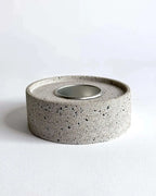 Beton-Teelichthalter mit Metalleinsatz vor hellem Hintergrund