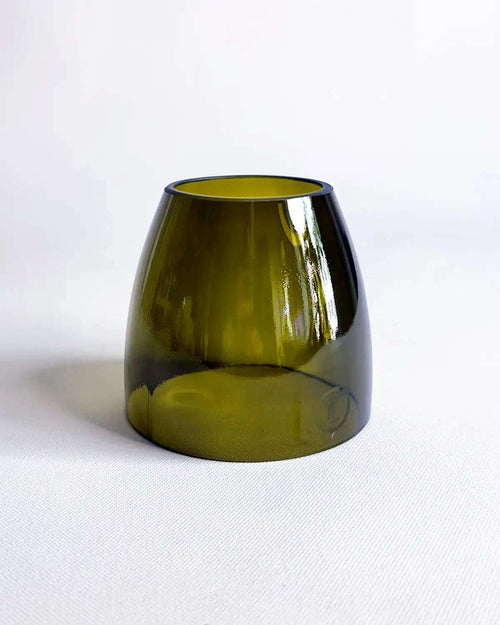 Antikgrüne Glaskuppel aus Altglas für das Windlicht Rudy vor hellem Hintergrund.