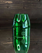 Grüne Glaskuppel aus recyceltem Glas als Produktansicht auf Spiegelplatte