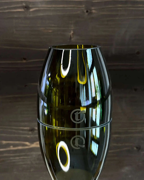 Antikgrüne Glaskuppel aus recyceltem Glas als Produktansicht auf Spiegelplatte.