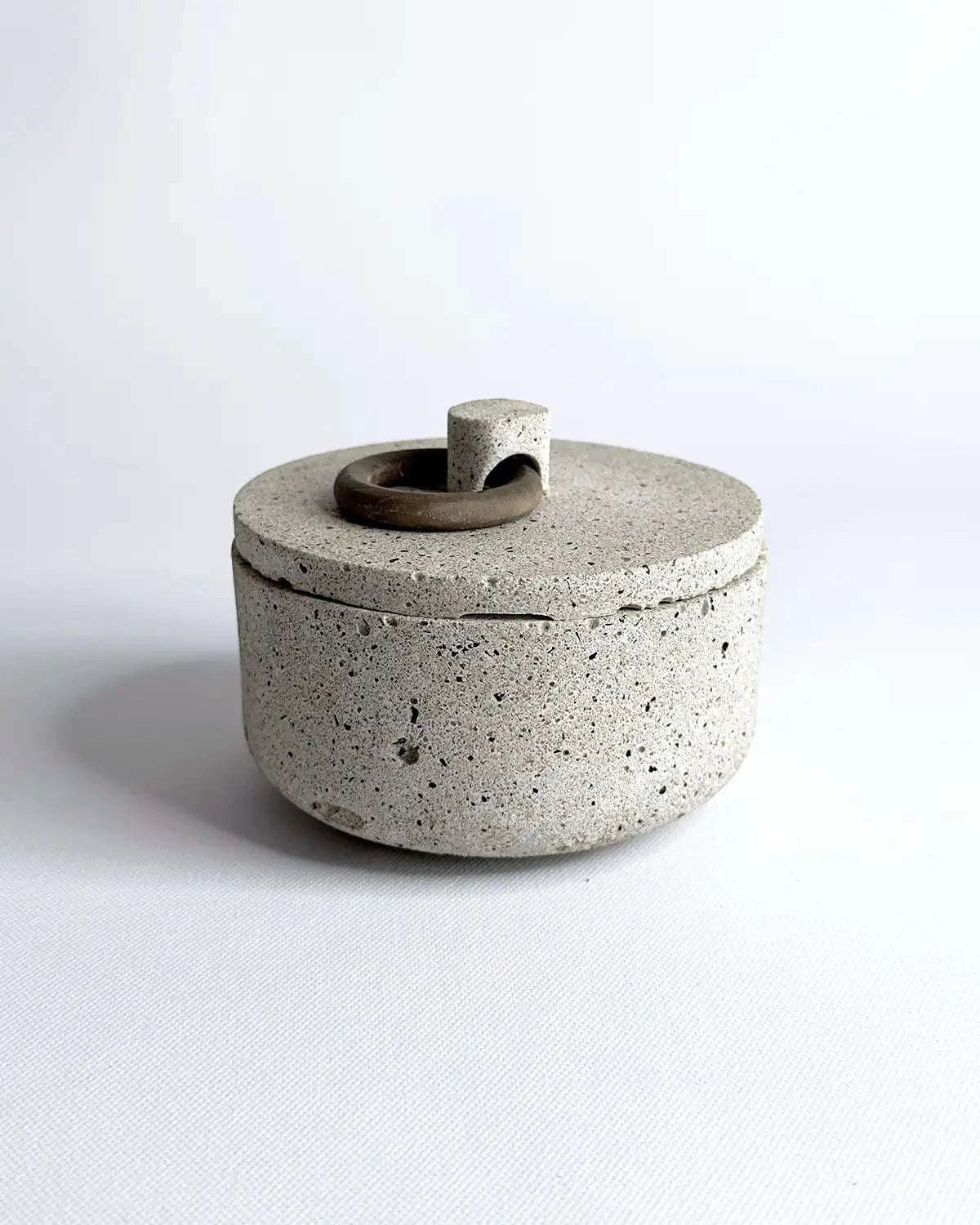 Dekorative Betonschale mit Holz-Element; hochwertige Handarbeit für Schmuck oder Kleinkram.