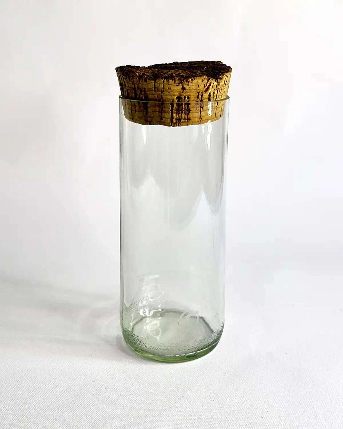 Klares Aufbewahrungsglas mit Naturkorken; nachhaltiges Küchendesign und Ordnungssystem.