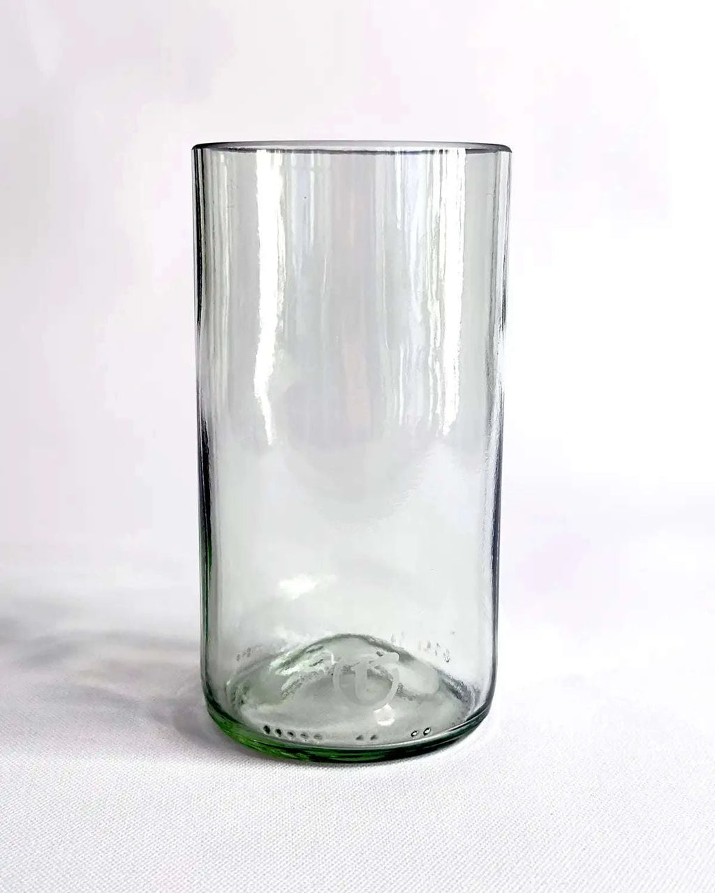 schmales klares Saftglas Ivey Small, gefertigt aus dem unteren Teil einer Glasflasche.