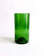 Handgefertigtes Wasserglas aus grünem Recycling-Glas; minimalistisch und zeitlos.