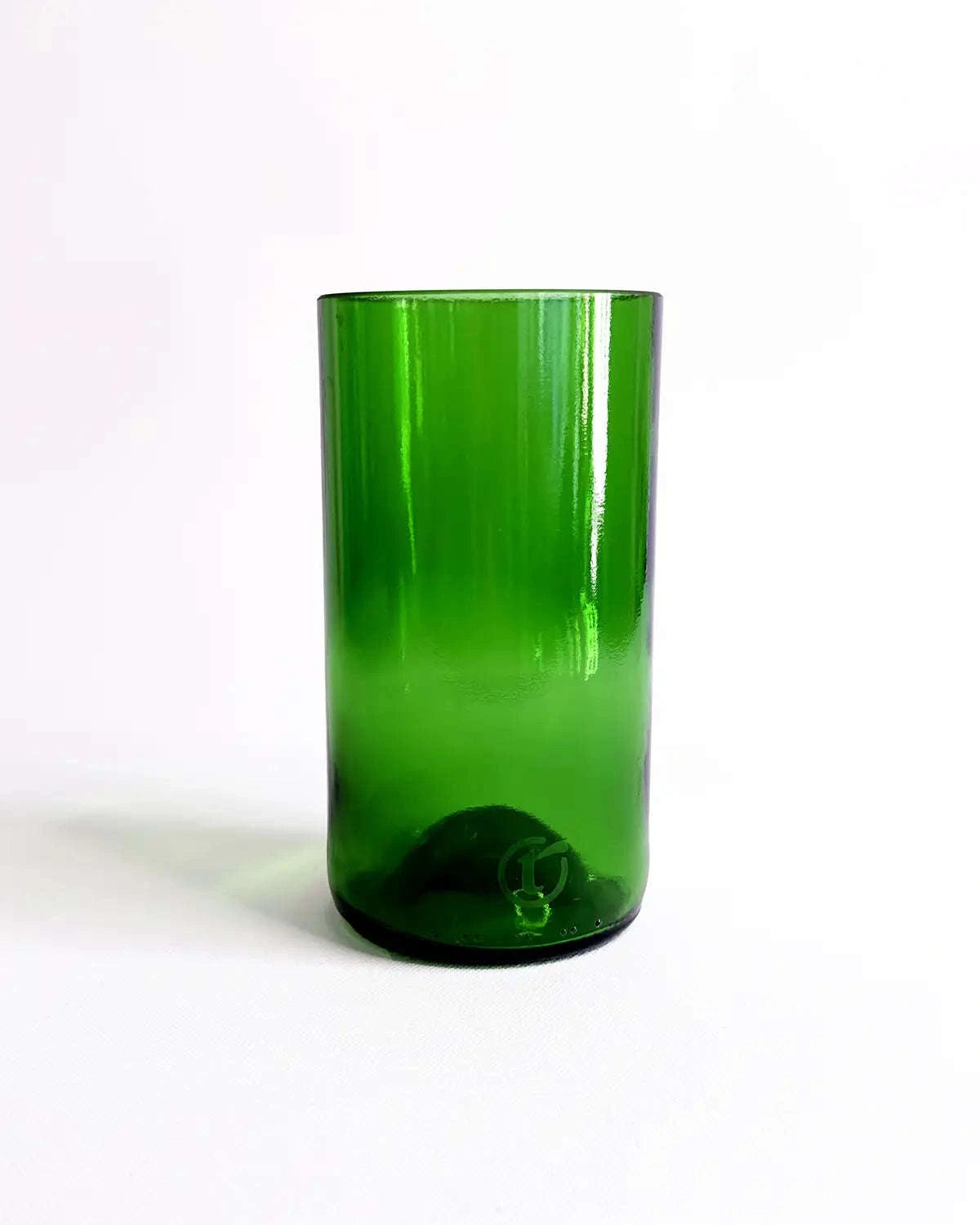 Handgefertigtes Wasserglas aus grünem Recycling-Glas; minimalistisch und zeitlos.