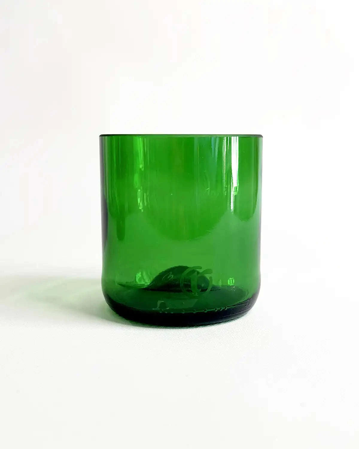 Little Ivey Trinkglas in klassischem Weingrün – nachhaltiges Upcycling-Produkt.