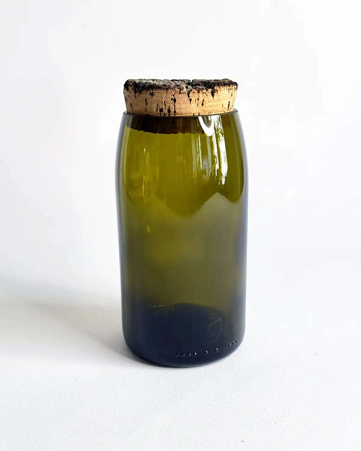 Dekoratives Aufbewahrungsglas aus hellem Upcycling-Glas mit Naturkorken für minimalistisches Design.