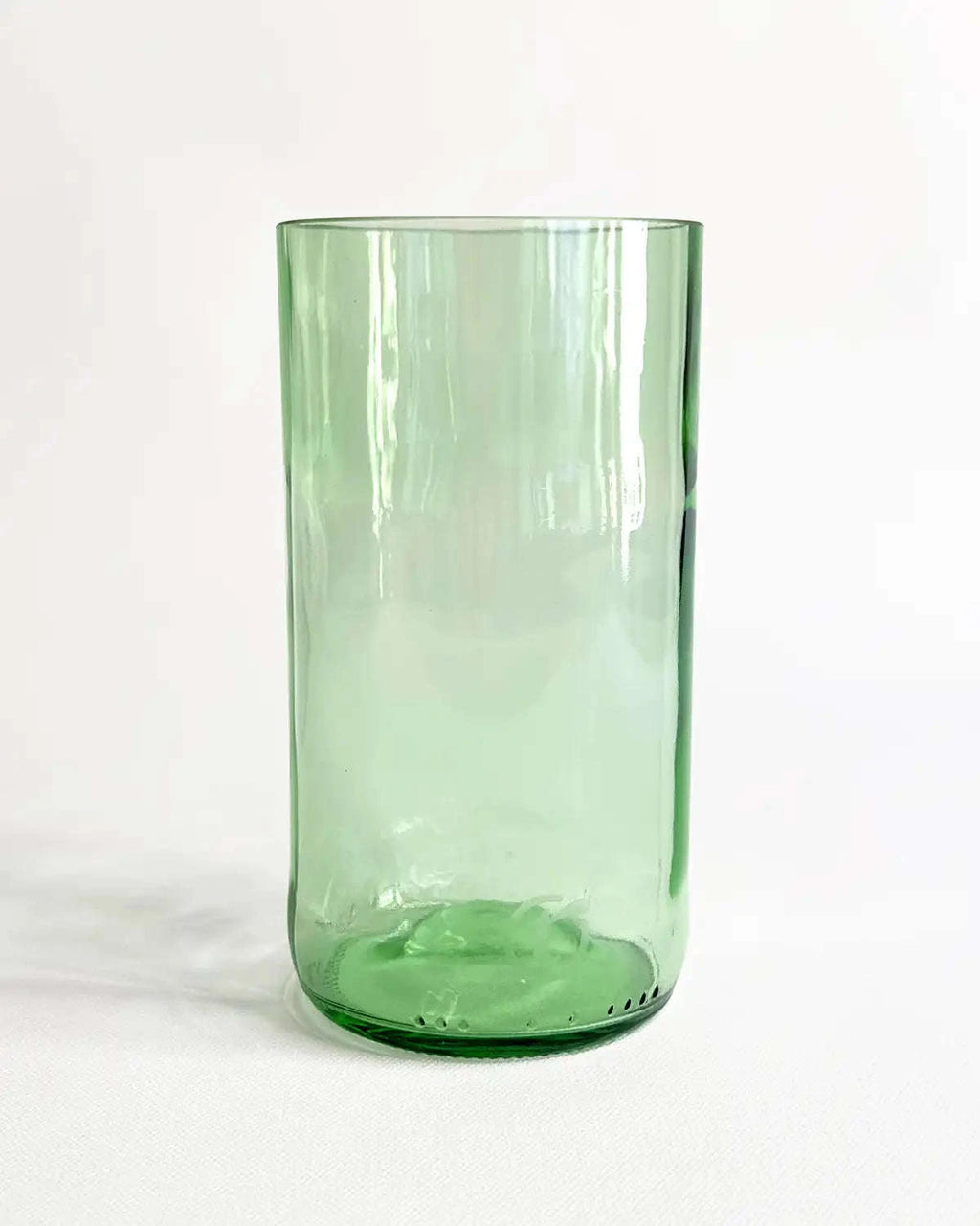 schmalles Trinkglas Ivey Small in sanftem Hellgrün – Unikat aus handverarbeiteter Glasflasche.