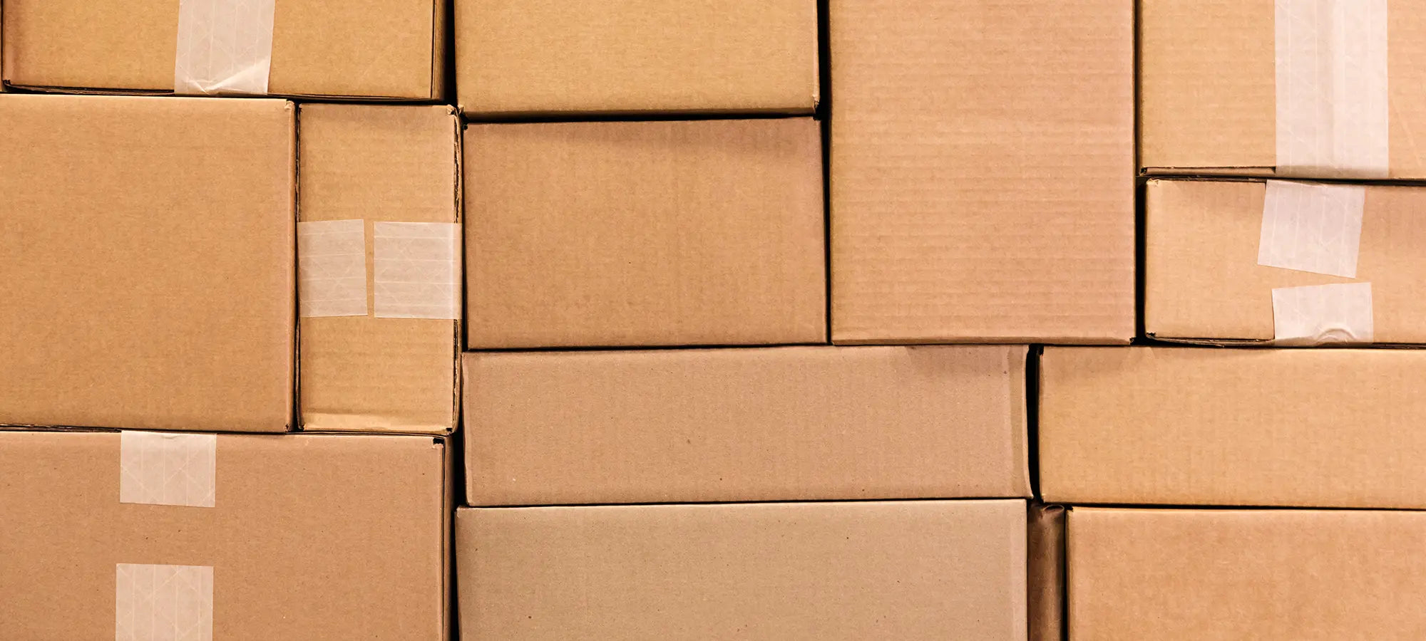 Gestapelte braune Versandkartons als Bild für Verpackung, Versand und Rückgabe im tian Onlineshop