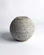 Modernes Beton-Räuchergefäß Zazar mit Edelstahlsieb für Kräuter und Harze im Industrial Design.