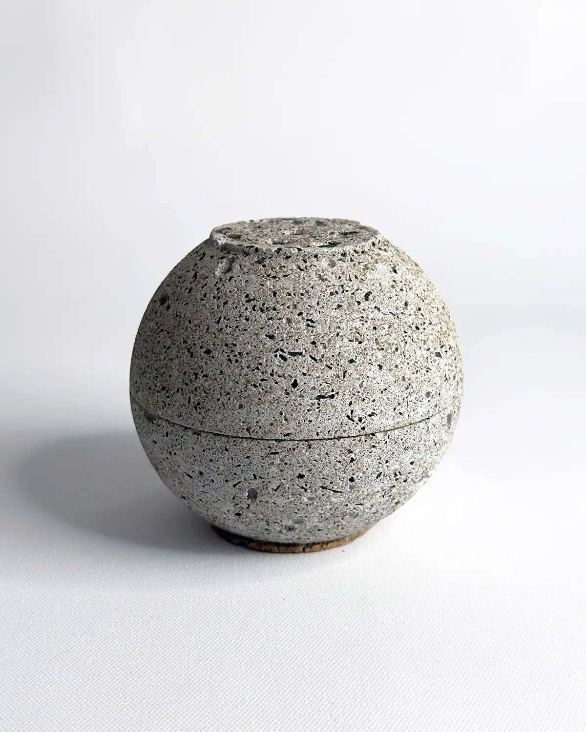 Modernes Beton-Räuchergefäß Zazar mit Edelstahlsieb für Kräuter und Harze im Industrial Design.